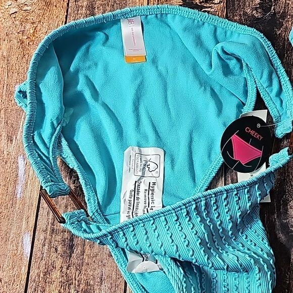 Green bikini features hardware on top and bottom size med (7-9) - Picture 9 of 10